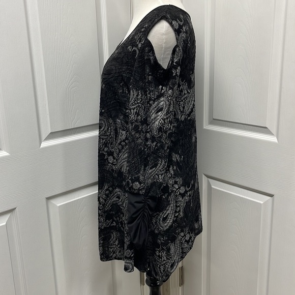 Fashque Studio Cold Shoulder Black Glitter Paisley Tunic 1X - Picture 3 of 8